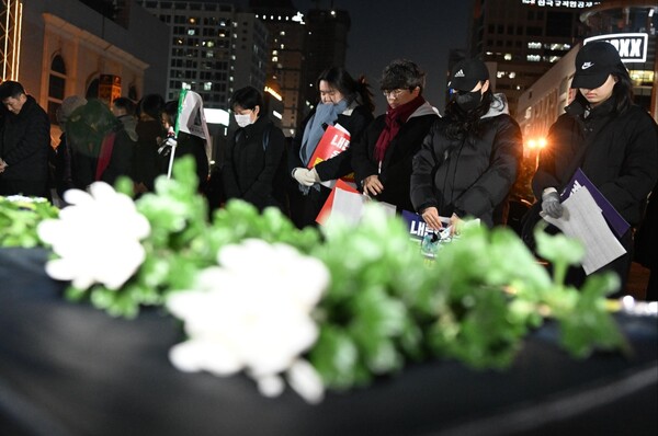 시민들이 4일 창원광장에서 열린 윤석열 퇴진 집회에 참가한 뒤 제주항공 여객기 참사 희생자들을 추모하고 있다. /김구연 기자