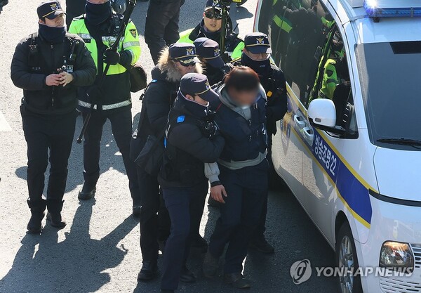 4일 서울 용산구 한남동 대통령 관저 인근에서 행진을 하다 경찰과 몸싸움을 한 민주노총 한 조합원이 연행되고 있다. /연합뉴스