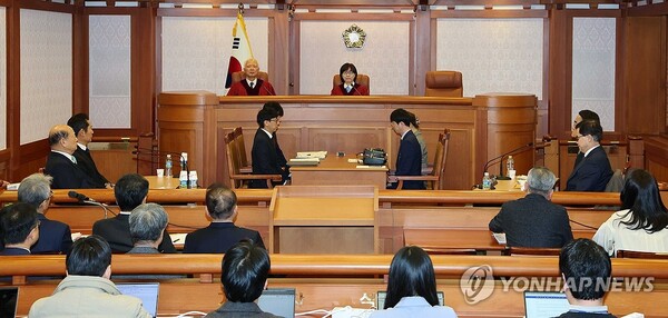 정형식(왼쪽), 이미선 헌법재판관이 3일 오후 서울 종로구 헌법재판소 소심판정에서 열린 윤석열 대통령 탄핵심판 2회 변론준비기일을 진행하고 있다. /연합뉴스