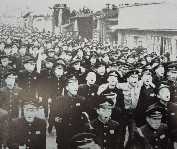 1960년 4월 12일 마산상고 시위대가 마산 시내 중심가를 행진하는 모습. /진실화해위원회