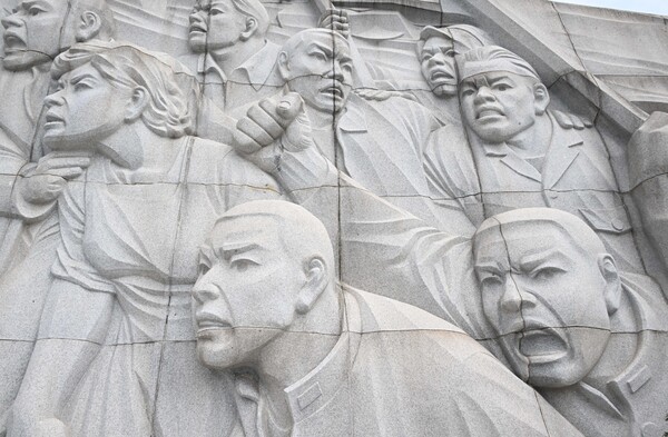 창원시 마산회원구 구암동 국립 3.15민주묘지  참배단벽 모습. /경남도민일보 DB