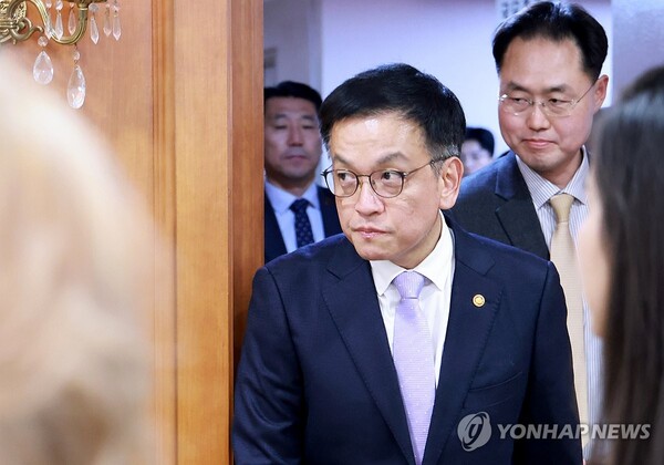 최상목 대통령 권한대행 부총리 겸 기획재정부 장관이 7일 정부서울청사에서 열린 주한대사 신임장 제정식에 입장하고 있다. /연합뉴스