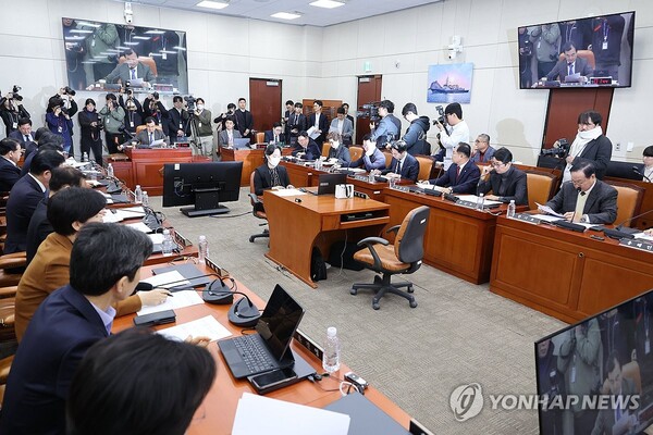 7일 오전 서울 여의도 국회에서 열린 윤석열 정부의 비상계엄 선포를 통한 내란 혐의 진상규명 국정조사특별위원회 회의에서 안규백 위원장이 의사봉을 두드리고 있다. /연합뉴스