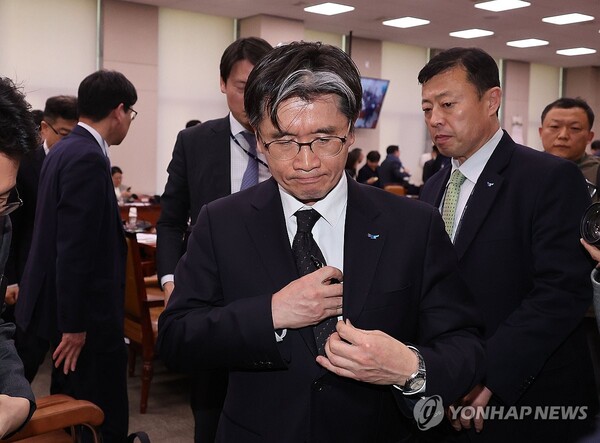 오동운 고위공직자범죄수사처장이 7일 오후 국회에서 열린 법제사법위원회 전체회의가 정회되자 회의장을 나서고 있다. /연합뉴스