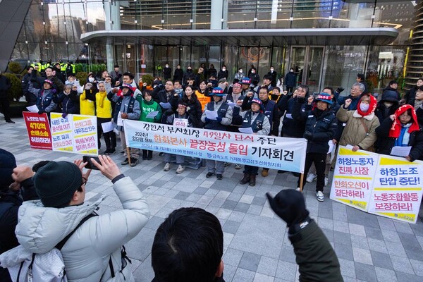 전국금속노조 거제통영고성조선하청지회가 7일 서울시 중구 한화그룹 본사 앞에서 강인석 부지회장 단식 중단과 끝장농성 돌입 기자회견을 열고 있다. /민주노총