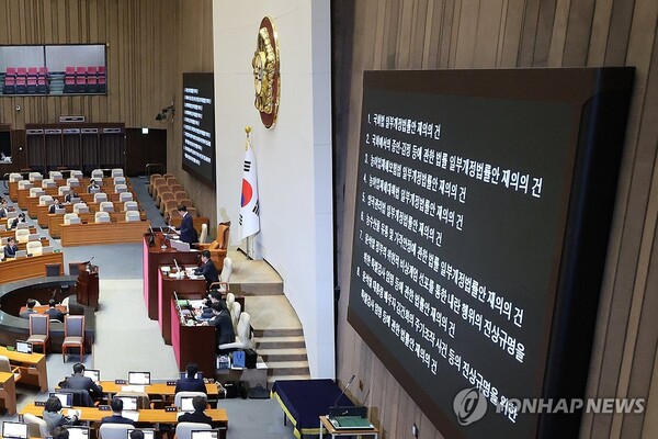 우원식 국회의장이 8일 오후 국회 본회의에서 재의 요구 8개 법안에 대한 재표결 결과를 발표하고 있다. '내란·김건희 여사 특검법' 등 쌍특검법을 비롯한 8개 법안 모두 부결됐다. /연합뉴스