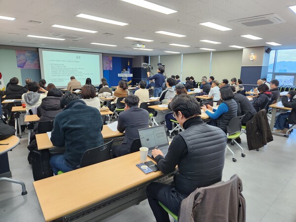 윤석열 즉각 퇴진 사회대개혁 경남비상행동은 8일 오후 창원시 의창구 더불어민주당 경남도당 6층 대회의실에서 '다시 만들 세계'를 주제로 토론회를 열었다. 박종권 경남기후위기비상행동 대표가 기후위기 심각성을 설명하고 있다. /박신 기자