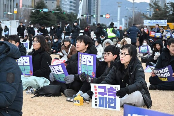 11일 '윤석열 구속 파면,국짐당 완전박멸,사회대개혁, 안전사회 실현'을 위한 창원시민대회 참가자들이 구호를 외치고 있다. /김구연 기자