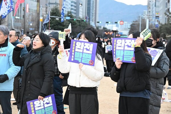 11일 '윤석열 구속 파면,국짐당 완전박멸,사회대개혁, 안전사회 실현'을 위한 창원시민대회 참가자들이 구호를 외치고 있다. /김구연 기자