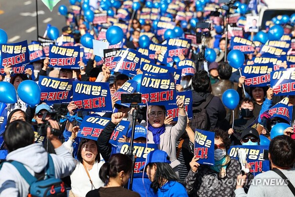 공직선거법상 허위사실 공표 혐의를 받는 이재명 더불어민주당 대표 1심 선고 공판이 열린 지난해 11월 15일 오후 서울 서초구 서울중앙지방법원 인근에서 더민주혁신회의 등 단체가 지지집회를 열고 있다. /연합뉴스