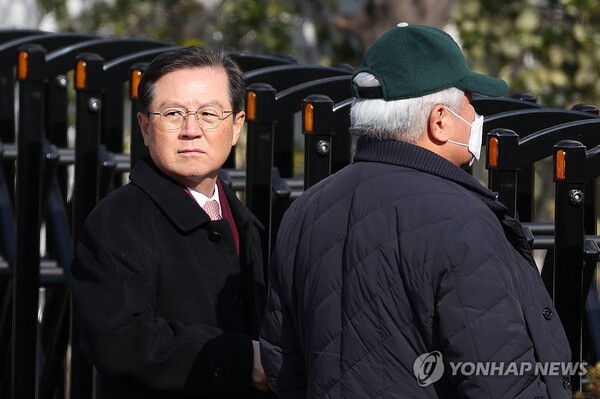 고위공직자범죄수사처가 윤석열 대통령의 체포영장 집행에 나선 3일 서울 한남동 대통령 관저 입구에 윤 대통령 측 김홍일(오른쪽), 윤갑근 변호사가 도착하고 있다. /연합뉴스