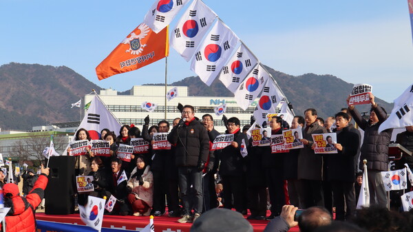 박남용 원내 총무 등 국민의힘 경남도의원과 손태화 의장 등 창원시의원 20여 명이 11일 창원광장에서 열린 윤석열 대통령 탄핵 반대 집회에 참석해 '계엄 합법' 등 구호를 외치고 있다. /최환석 기자