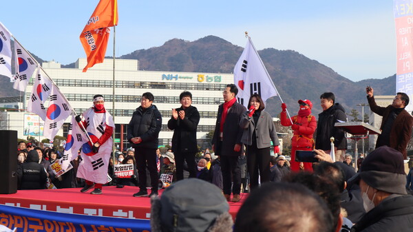 국민의힘 전국청년지방의원협의회 경남지회 소속 지방의원들이 11일 창원광장에서 열린 윤석열 대통령 탄핵 반대 집회에 참석해 '계엄 합법' 등 구호를 외치고 있다. /최환석 기자