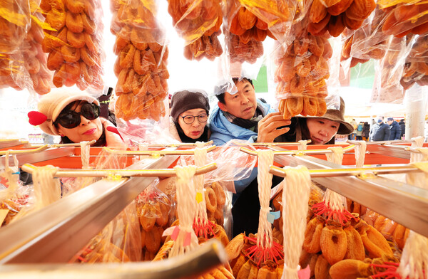 '제9회 지리산 함양고종시 곶감축제'를 찾은 관람객들이 곶감을 고르고 있다. /함양군