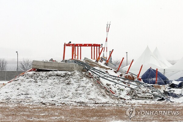 제주항공 여객기 참사 12일째인 9일 전남 무안군 무안국제공항 참사 현장인 로컬라이저 둔덕에 눈이 쌓이고 있다. /연합뉴스