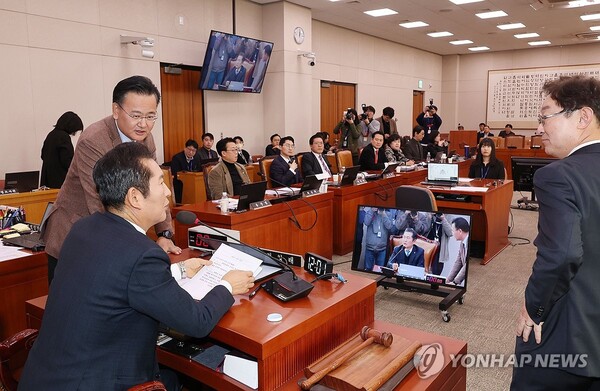 13일 서울 여의도 국회에서 열린 법제사법위원회 전체회의에서 정청래 위원장, 유상범 여당 간사, 박범계 야당 간사가 대화하고 있다. /연합뉴스