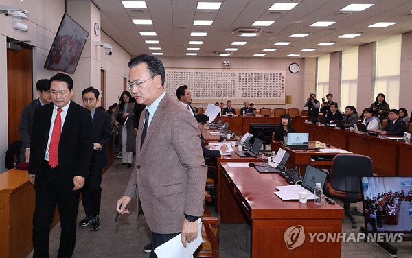 13일 서울 여의도 국회에서 열린 법제사법위원회 전체회의에서 국민의힘 의원들이 퇴장하고 있다. /연합뉴스