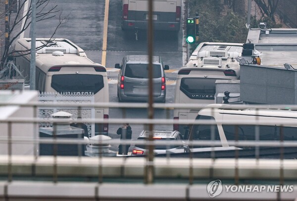 윤석열 대통령에 대한 체포영장 2차 집행이 임박했다는 전망이 나오는 가운데 14일 오전 차량 한 대가 서울 용산구 한남동 대통령 관저 출입구를 통과하고 있다. /연합뉴스