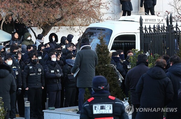 고위공직자범죄수사처(공수처)와 경찰이 윤석열 대통령에 대한 2차 체포영장 집행에 나선 15일 용산구 한남동 대통령 관저에서 미니버스 한 대가 나오고 있다. /연합뉴스