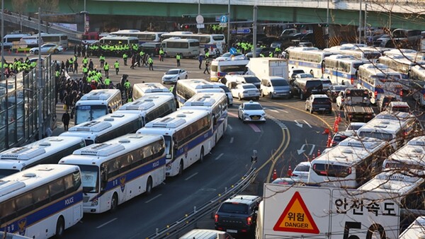 윤석열 대통령 2차 체포영장 집행이 실시된 15일 서울 용산구 한남동 대통령 관저 인근에 경찰버스 차량이 세워져 있다. /연합뉴스
