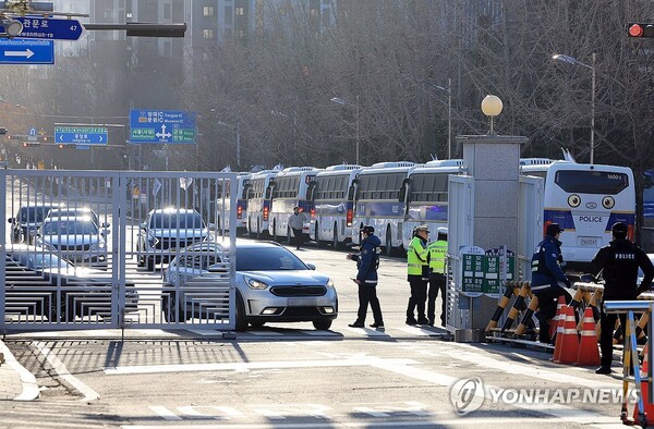 윤석열 대통령 2차 체포영장 집행이 실시된 15일 고위공직자범죄수사처가 위치한 경기도 과천시 정부과천청사에 경계가 강화되고 있다. /연합뉴스
