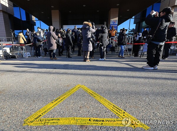윤석열 대통령 2차 체포영장 집행이 실시된 15일 경기도 과천시 정부과천청사 내 고위공직자범죄수사처 앞에 포토라인이 설치돼 있다. /연합뉴스