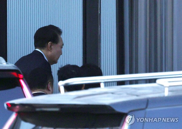 내란 우두머리와 직권남용 권리행사 방해 혐의를 받는 윤석열 대통령이 15일 경기 과천시 정부과천청사 내 고위공직자범죄수사처에 출석하고 있다. /연합뉴스