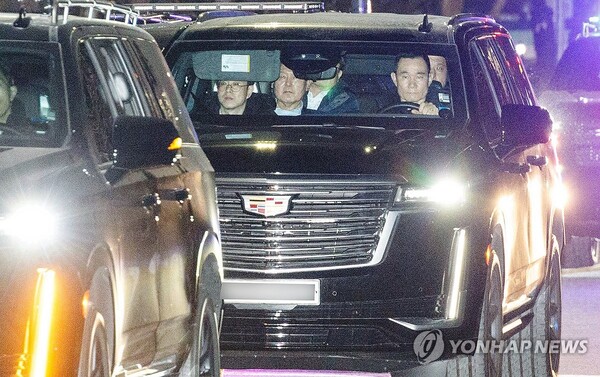 내란 수괴 혐의로 고위공직자범죄수사처에 체포돼 첫날 조사를 마친 윤석열 대통령이 15일 오후 경기 의왕시 서울구치소로 향하고 있다. /연합뉴스