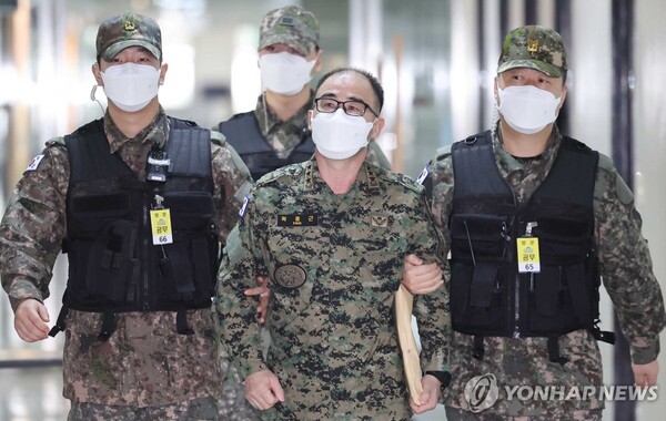 곽종근 특전사령관이 14일 서울 여의도 국회에서 '윤석열 정부의 비상계엄 선포를 통한 내란 혐의 진상규명 국정조사 특별위원회' 전체회의 회의장으로 이동하고 있다. /연합뉴스