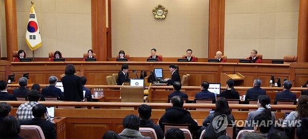 윤석열 대통령 탄핵 심판의 두번째 변론기일인 16일 오후 서울 종로구 헌법재판소에 정계선(왼쪽부터), 김복형, 정정미, 이미선, 문형배, 김형두, 정형식, 조한창 헌재 재판관들이 심판정에 앉아 있다. /연합뉴스