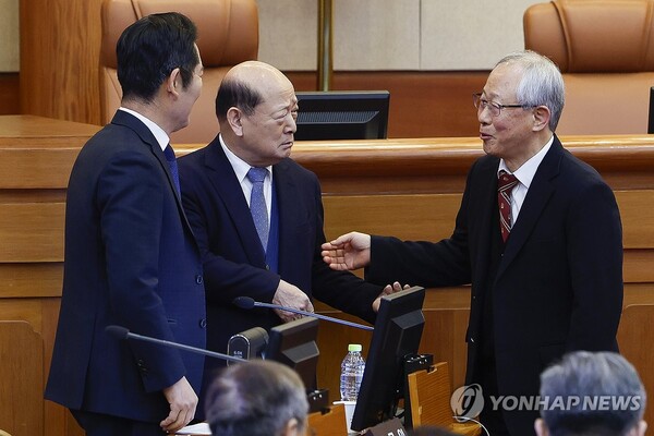 윤석열 대통령 탄핵심판 사건의 2차 변론기일인 16일 오후 서울 종로구 헌법재판소 대심판정에서 정청래 국회 탄핵소추단장(왼쪽), 국회 측 법률대리인 공동 대표 송두환 전 인권위원장(가운데)과 윤석열 대통령 법률대리인에 합류한 조대현 변호사가 대화하고 있다. /연합뉴스