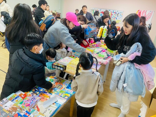 아이와 학부모가 함께 한 ‘장블리마켓’. /박영희
