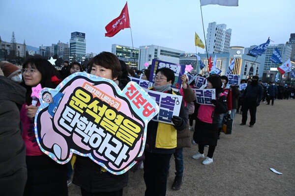 '윤석열 구속 파면,내란공범국짐당 해체,사회대개혁'을 위한 창원시민대회 분노의 행진이 2025년 1월 18일 오후 창원시청 앞 창원광장에서 열렸다.시민대회 참가자들이 윤석열 파면 등의 구호를 외치며 시가행진하고 있다./김구연 기자