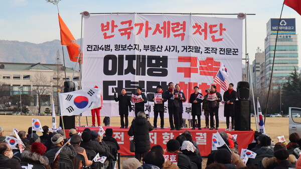 국민의힘 소속 경남도의원들이 19일 창원시청광장에서 열린 윤석열 대통령 탄핵 반대 집회에 참석해 발언하고 있다. /최환석 기자