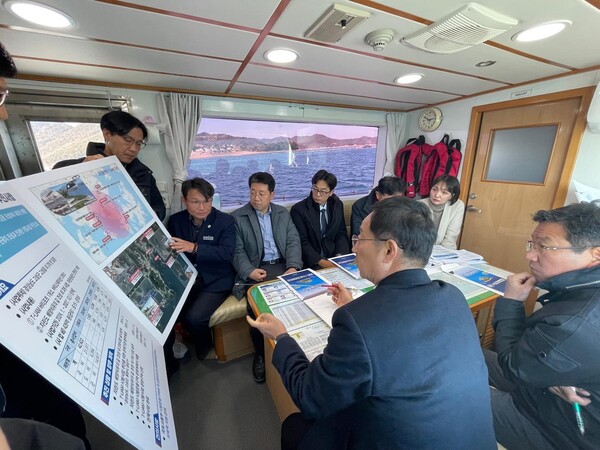 경남도는 지난 16.17일 문화체육부 관계자들과 남부권 광역관광 개발사업 현장을 둘러보면서 올해 추경에 반영할 5개 사업을 요청하고 있다. /경남도