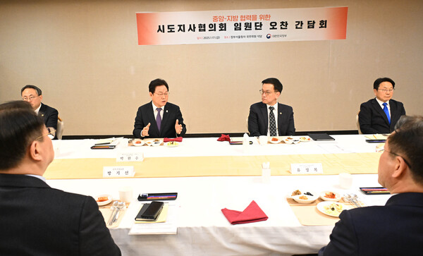 박완수 경남도지사는 지난 17일 서울정부청사에서 최상목 대통령 권한대행을 만나 경남 주요 현안사업을 예정대로 추진할 수 있도록 정부 지원을 요청하고 있다. /경남도