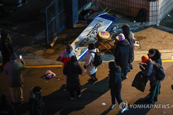 내란 우두머리 혐의를 받는 윤석열 대통령의 구속영장이 발부된 19일 오전 서울 마포구 서울서부지방법원 후문에서 윤 대통령 지지자들이 부순 현판이 놓여있다.이들은 이날 오전 3시께 윤 대통령 구속영장 발부 소식이 전해지자 극도로 흥분해 법원 후문에서 경찰 저지를 뚫었다. /연합뉴스