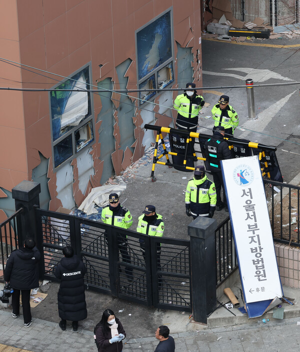 윤석열 대통령이 내란 우두머리 혐의로 구속되자 일부 윤 대통령 지지자들이 서울서부지방법원 내부로 난입해 불법폭력사태를 일으킨 19일 오후 서부지법 현판이 파손돼 있다. /연합뉴스