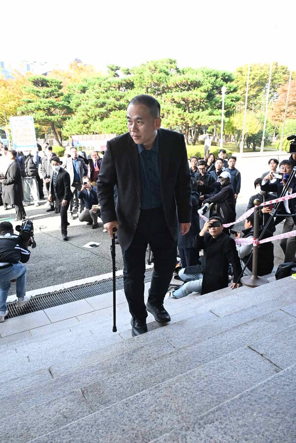 명태균 씨가 2024년 11월 8일 오전 검찰조사를 받기 위해 창원지방검찰청에 출두하고 있다./김구연 기자