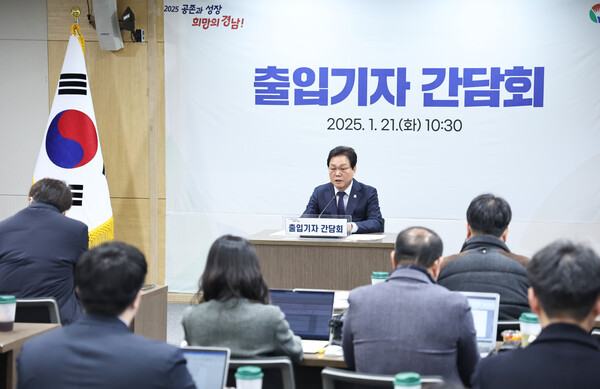 박완수 경남도지사는 21일 도청에서 열린 신년 기자간담회에서 여러 현안에 대해 말하고 있다. /경남도