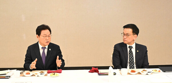 박완수(왼쪽) 경남도지사는 지난 17일 서울정부청사에서 최상목 대통령 권한대행을 만나 경남 주요 현안사업을 예정대로 추진할 수 있도록 정부 지원을 요청하고 있다. /경남도