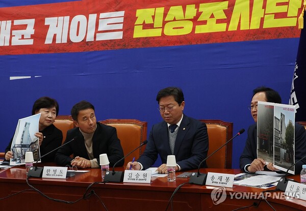 지난해 11월 18일 국회에서 열린 더불어민주당 명태균 게이트 진상조사단 회의에서 송재봉 공익제보 조사본부장이 발언을 하고 있다. /연합뉴스