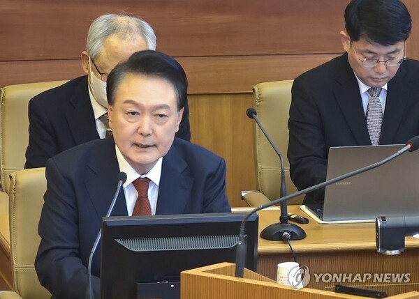 윤석열 대통령이 21일 오후 서울 종로구 헌법재판소에서 열린 탄핵심판 3차 변론에 출석해 피청구인석에서 발언하고 있다. /헌법재판소