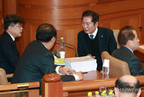 윤석열 대통령 탄핵심판 3차 변론기일인 21일 오후 서울 종로구 헌법재판소에서 정청래 국회 탄핵소추단장이 국회 측 법률대리인과 대화하고 있다. /연합뉴스