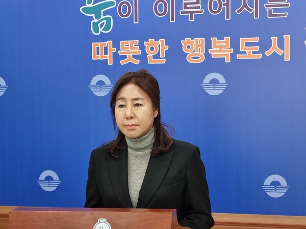 이미애 김해시의원은 22일 오후 1시 30분 김해시청 프레스센터에서 기자회견을 열어 지난 19일 창원서 열린 대통령 탄핵 반대 집회에서 