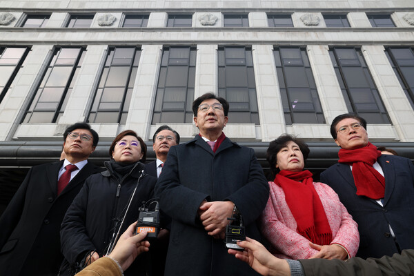 서울 종로구 헌법재판소를 항의 방문한 국민의힘 권성동 원내대표가 22일 오전 헌재 측과 협의가 되지 않아 방문이 무산된 가운데 문 앞에서 입장을 밝히고 있다.  /연합뉴스