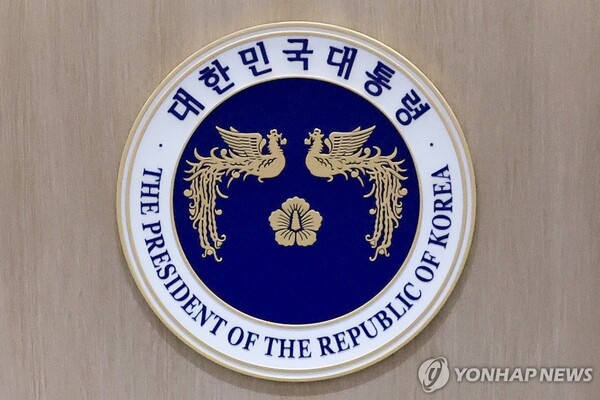 서울 용산 대통령실 국무회의장에 설치된 대통령 휘장. /연합뉴스