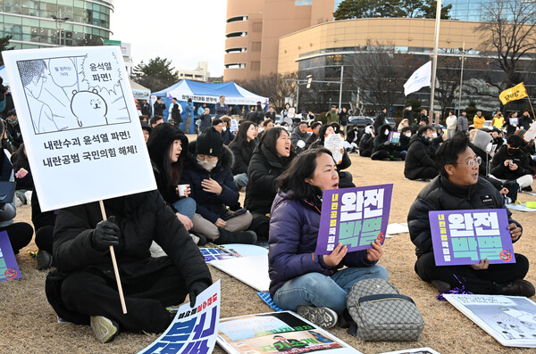 시민들이 25일 창원시청광장에서 "윤석열 파면"을 외치고 있다. /김구연 기자