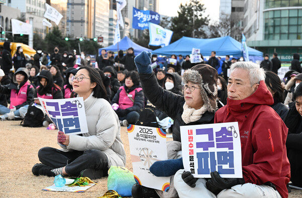 시민들이 25일 창원시청광장에서 "윤석열 파면"을 외치고 있다. /김구연 기자