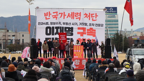 26일 창원시청광장에서 열린 윤석열 대통령 탄핵 반대 집회에서 국민의힘 소속 지방의원들이 발언하고 있다. /최환석 기자